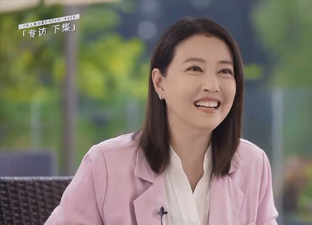 55歲周海媚穿深V弔帶裙身材盡顯,剪了短髮變大媽?網友:太顯老