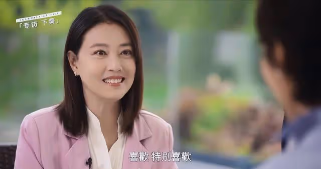 55歲周海媚穿深V弔帶裙身材盡顯,剪了短髮變大媽?網友:太顯老