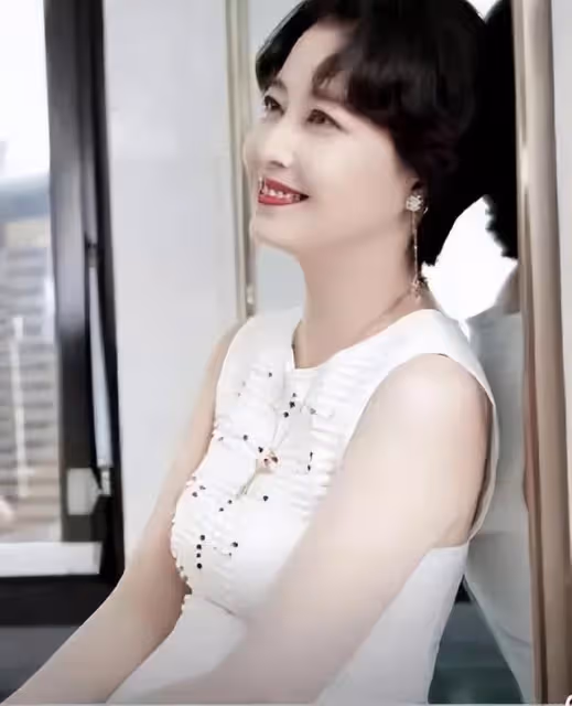 55歲周海媚穿深V弔帶裙身材盡顯,剪了短髮變大媽?網友:太顯老