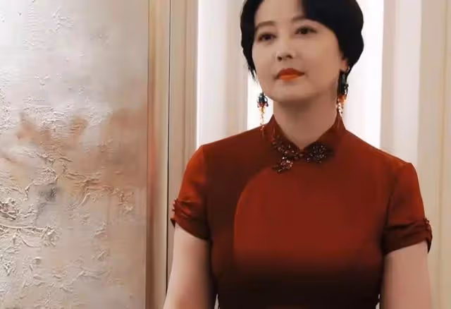 55歲周海媚穿深V弔帶裙身材盡顯,剪了短髮變大媽?網友:太顯老