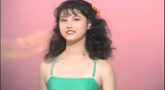 55歲周海媚穿深V弔帶裙身材盡顯,剪了短髮變大媽?網友:太顯老