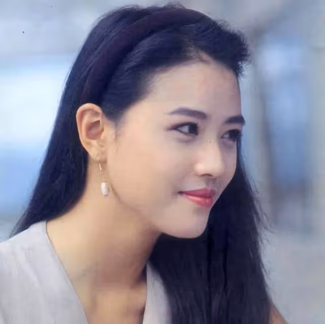 55歲周海媚穿深V弔帶裙身材盡顯,剪了短髮變大媽?網友:太顯老
