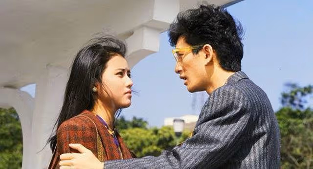 55歲周海媚穿深V弔帶裙身材盡顯,剪了短髮變大媽?網友:太顯老
