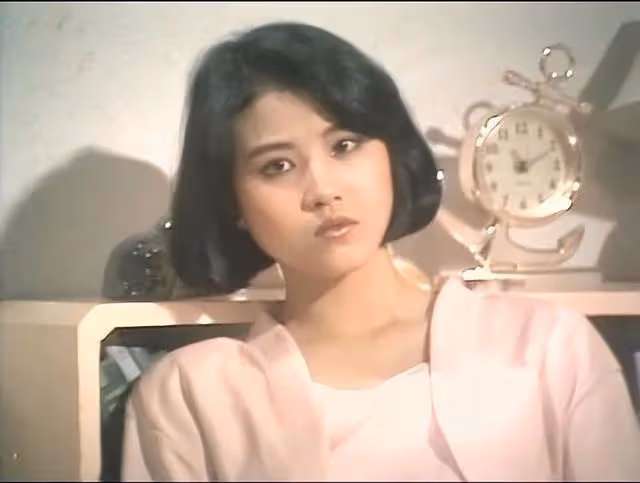 55歲周海媚穿深V弔帶裙身材盡顯,剪了短髮變大媽?網友:太顯老