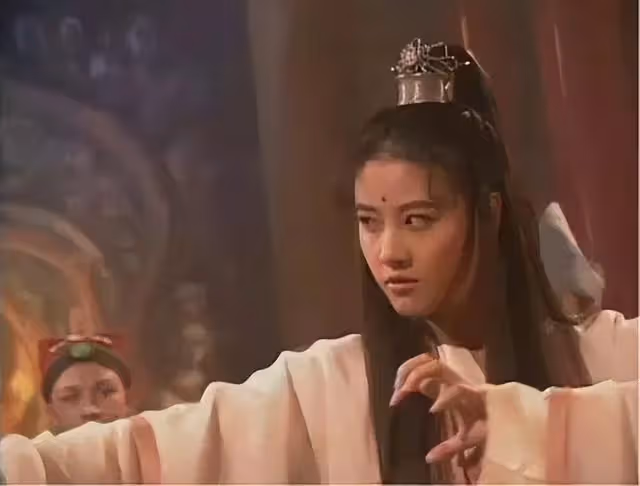 55歲周海媚穿深V弔帶裙身材盡顯,剪了短髮變大媽?網友:太顯老