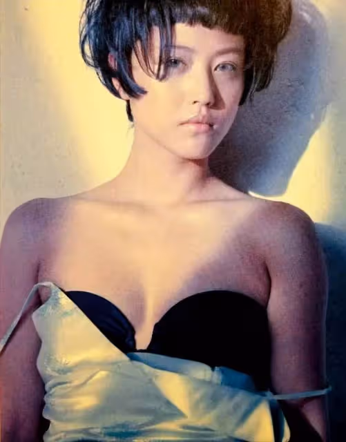 55歲周海媚穿深V弔帶裙身材盡顯,剪了短髮變大媽?網友:太顯老