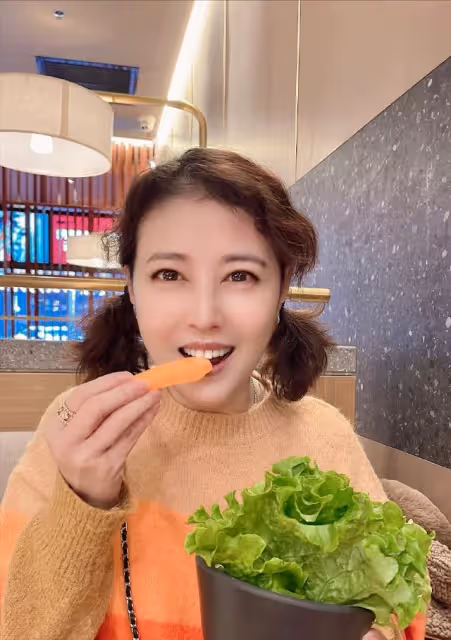 55歲周海媚穿深V弔帶裙身材盡顯,剪了短髮變大媽?網友:太顯老