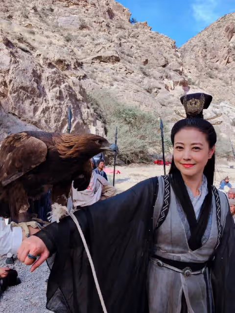 55歲周海媚穿深V弔帶裙身材盡顯,剪了短髮變大媽?網友:太顯老