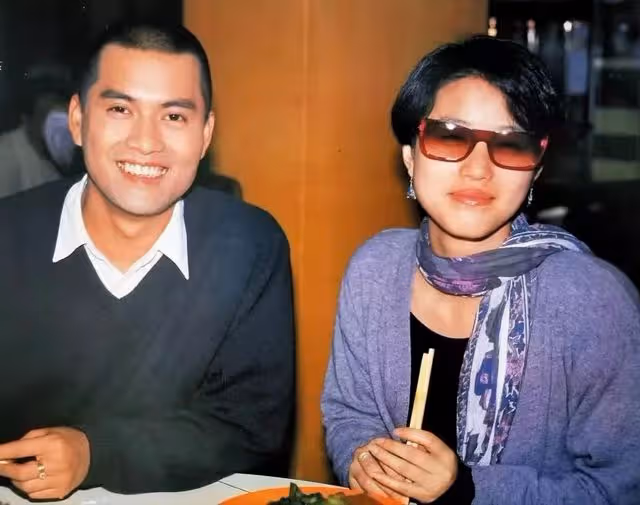 55歲周海媚穿深V弔帶裙身材盡顯,剪了短髮變大媽?網友:太顯老