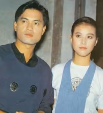 55歲周海媚穿深V弔帶裙身材盡顯,剪了短髮變大媽?網友:太顯老