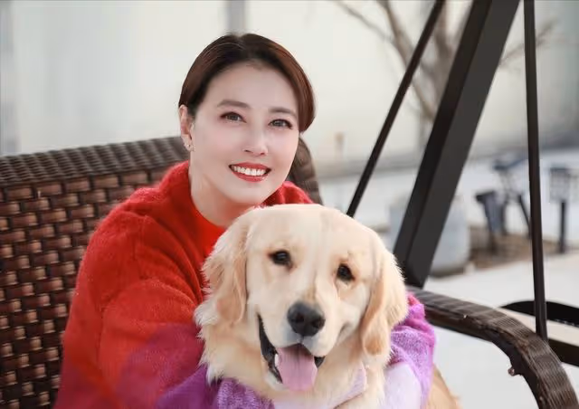 55歲周海媚穿深V弔帶裙身材盡顯,剪了短髮變大媽?網友:太顯老