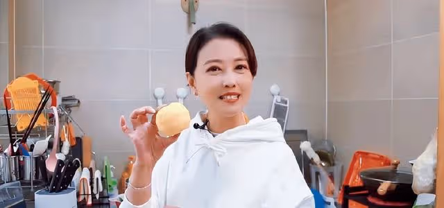 55歲周海媚穿深V弔帶裙身材盡顯,剪了短髮變大媽?網友:太顯老