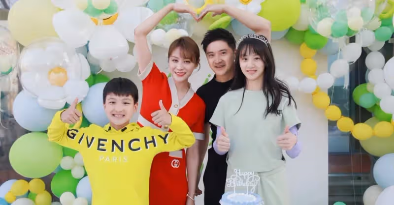 田亮七夕送老婆玫瑰花熊，森碟替爸爸跑腿代寫表白語，被查出錯字