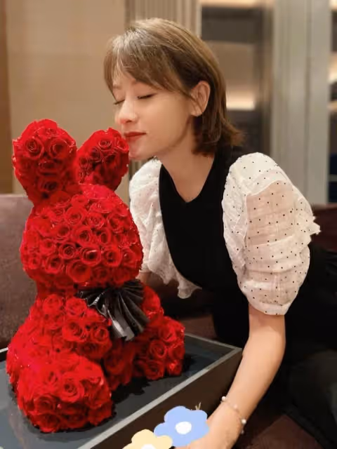 田亮七夕送老婆玫瑰花熊,森碟替爸爸跑腿代寫表白語,被查出錯字
