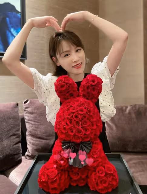 田亮七夕送老婆玫瑰花熊,森碟替爸爸跑腿代寫表白語,被查出錯字