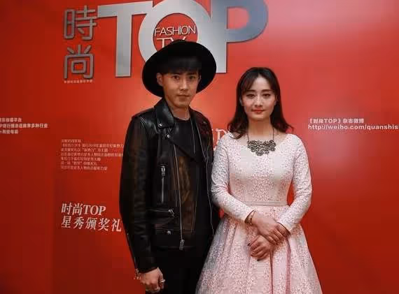 陳德容懂得扮「嫩」讓人眼前一亮,穿粉色連衣裙有少女感,47歲還是甜美瓊女郎