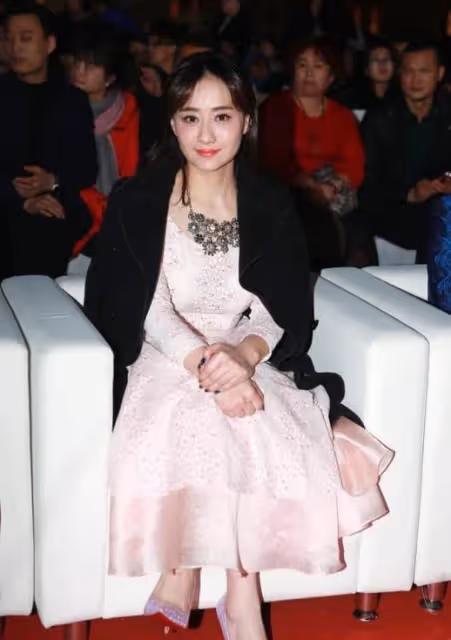 陳德容懂得扮「嫩」讓人眼前一亮,穿粉色連衣裙有少女感,47歲還是甜美瓊女郎