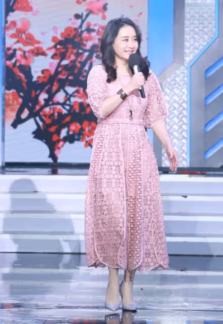 陳德容懂得扮「嫩」讓人眼前一亮,穿粉色連衣裙有少女感,47歲還是甜美瓊女郎