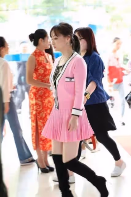 陳德容懂得扮「嫩」讓人眼前一亮,穿粉色連衣裙有少女感,47歲還是甜美瓊女郎