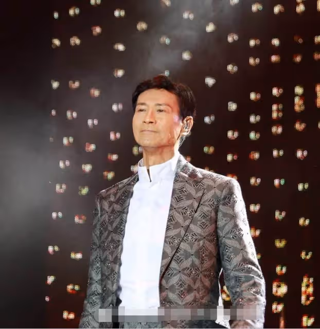 75歲男神鄭少秋現身機場,寬鬆牛仔褲難擋身型消瘦,與粉絲合影眉開眼笑,網友直呼:說40歲都信