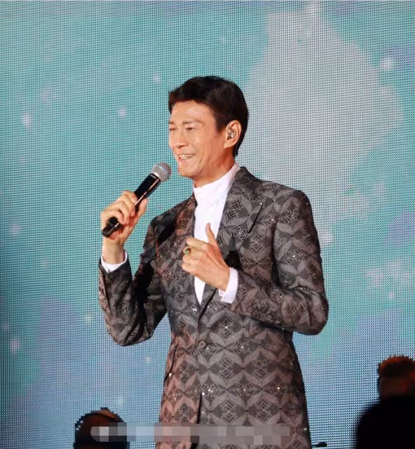 75歲男神鄭少秋現身機場,寬鬆牛仔褲難擋身型消瘦,與粉絲合影眉開眼笑,網友直呼:說40歲都信
