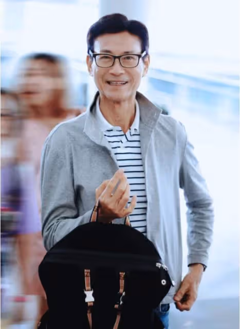 75歲男神鄭少秋現身機場,寬鬆牛仔褲難擋身型消瘦,與粉絲合影眉開眼笑,網友直呼:說40歲都信