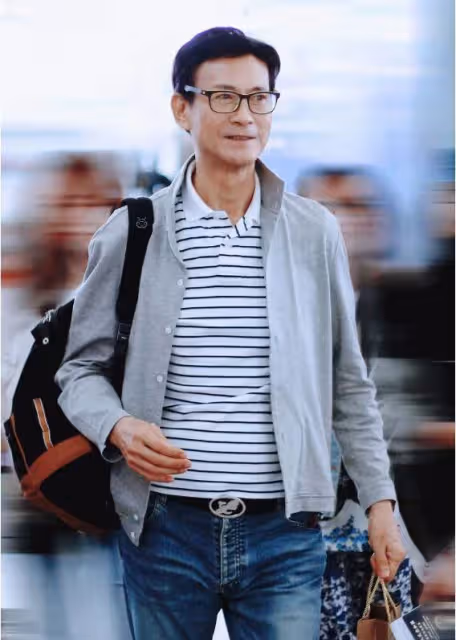 75歲男神鄭少秋現身機場,寬鬆牛仔褲難擋身型消瘦,與粉絲合影眉開眼笑,網友直呼:說40歲都信