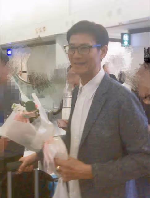 75歲男神鄭少秋現身機場,寬鬆牛仔褲難擋身型消瘦,與粉絲合影眉開眼笑,網友直呼:說40歲都信