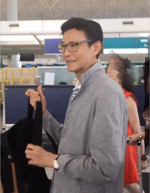 75歲男神鄭少秋現身機場,寬鬆牛仔褲難擋身型消瘦,與粉絲合影眉開眼笑,網友直呼:說40歲都信