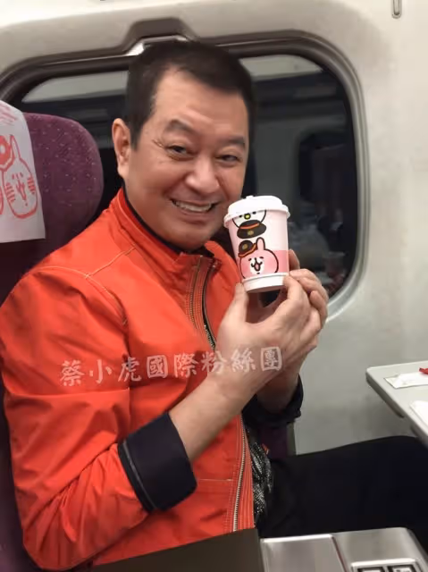 私房錢塞給兒圓夢!蔡小虎趕路跨越360公里「為見母最後一面」 「珍藏手尾錢」演唱會照片不離手:她真的很偉大