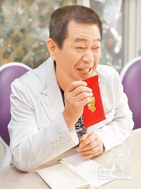 私房錢塞給兒圓夢!蔡小虎趕路跨越360公里「為見母最後一面」 「珍藏手尾錢」演唱會照片不離手:她真的很偉大