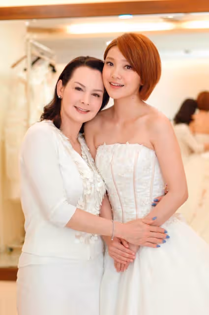 九點半天后席曼寧,交往過三位男友,60歲不婚不生樂得自由,直言:我依然期待愛情