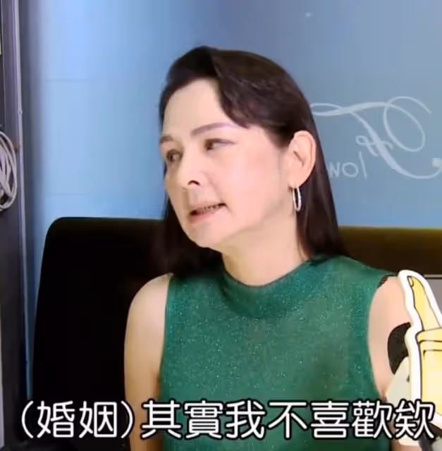 九點半天后席曼寧,交往過三位男友,60歲不婚不生樂得自由,直言:我依然期待愛情