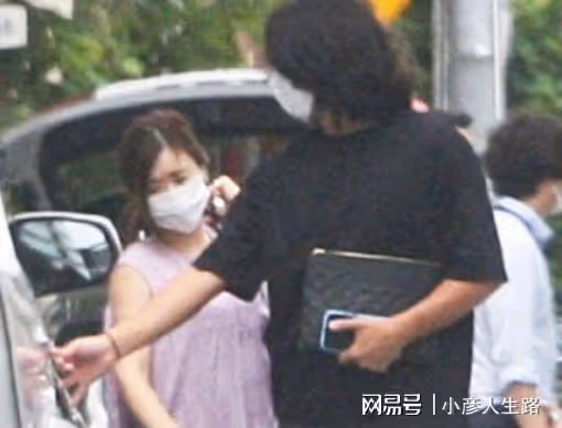 福原愛帶孩子和新男友同住，兩人出入有豪車接送，女方小腹微隆