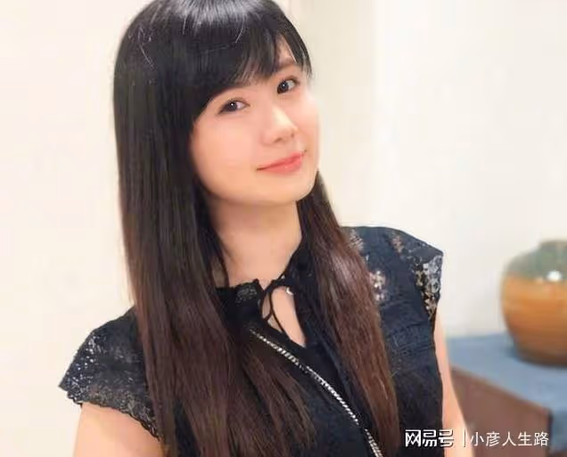 福原愛帶孩子和新男友同住，兩人出入有豪車接送，女方小腹微隆