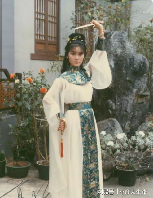 67歲知名花旦高妙思罕現身！身形纖瘦優雅十足，曾曝鄭少秋秘事