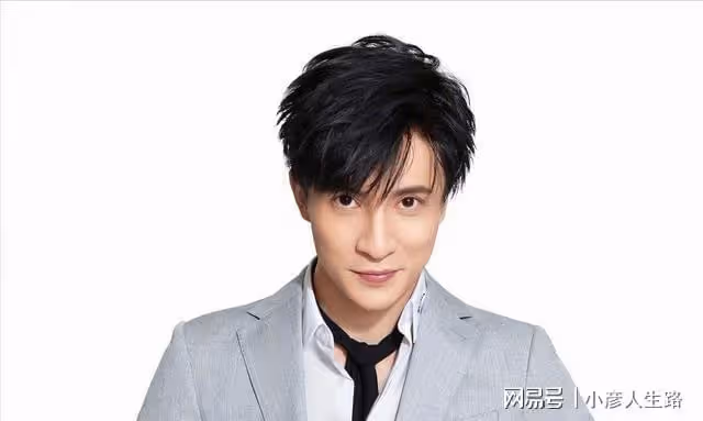 薛之謙拿鮮花到墓地,陪趙英俊過44歲冥誕,配文一個字顯兄弟情