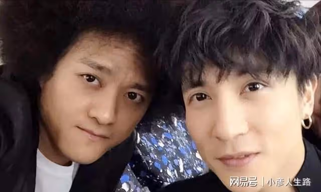 薛之謙拿鮮花到墓地,陪趙英俊過44歲冥誕,配文一個字顯兄弟情