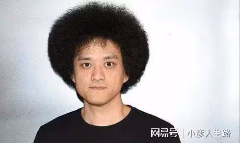 薛之謙拿鮮花到墓地,陪趙英俊過44歲冥誕,配文一個字顯兄弟情