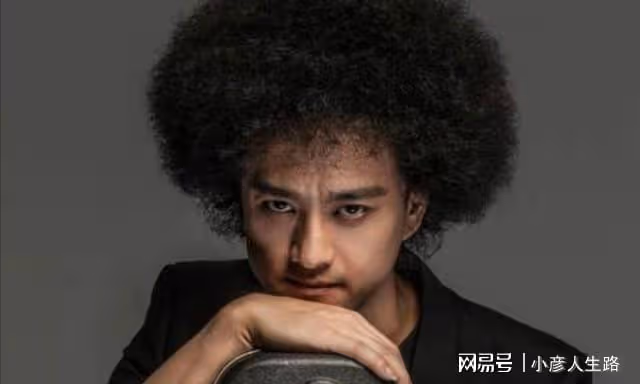 薛之謙拿鮮花到墓地,陪趙英俊過44歲冥誕,配文一個字顯兄弟情