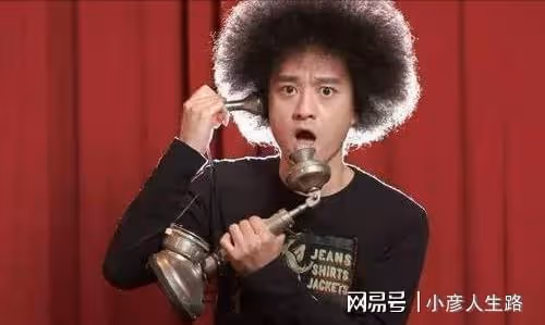 薛之謙拿鮮花到墓地，陪趙英俊過44歲冥誕，配文一個字顯兄弟情