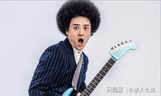薛之謙拿鮮花到墓地，陪趙英俊過44歲冥誕，配文一個字顯兄弟情