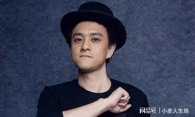 薛之謙拿鮮花到墓地，陪趙英俊過44歲冥誕，配文一個字顯兄弟情