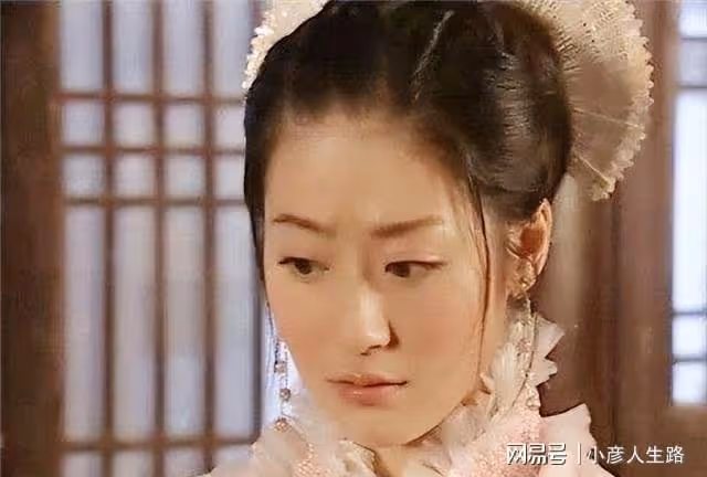 星爺簽了8年的演員李卉,因疏忽從女主變路人,戲份被刪減到30秒