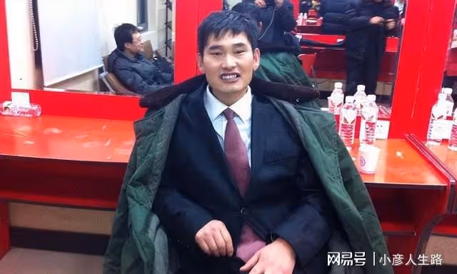 曝大衣哥坐門口織漁網，疑因被索賠800萬發愁，陳萌的獎金恐泡湯