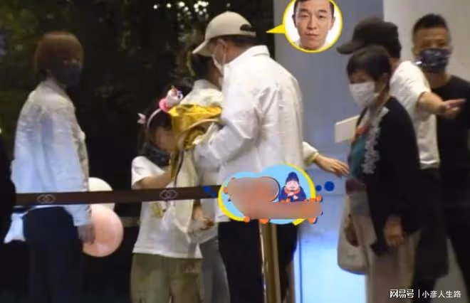 黃渤攜全家為女兒慶生,46歲妻子臃腫顯老態,兩女兒五官酷似黃渤