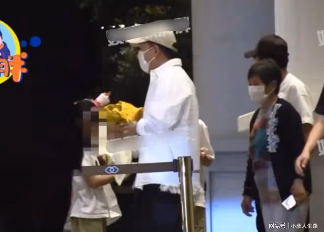 黃渤攜全家為女兒慶生,46歲妻子臃腫顯老態,兩女兒五官酷似黃渤