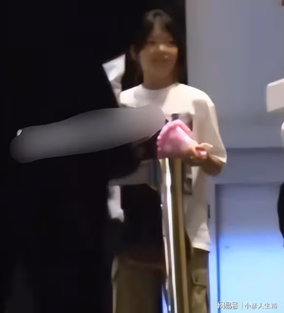 黃渤攜全家為女兒慶生,46歲妻子臃腫顯老態,兩女兒五官酷似黃渤