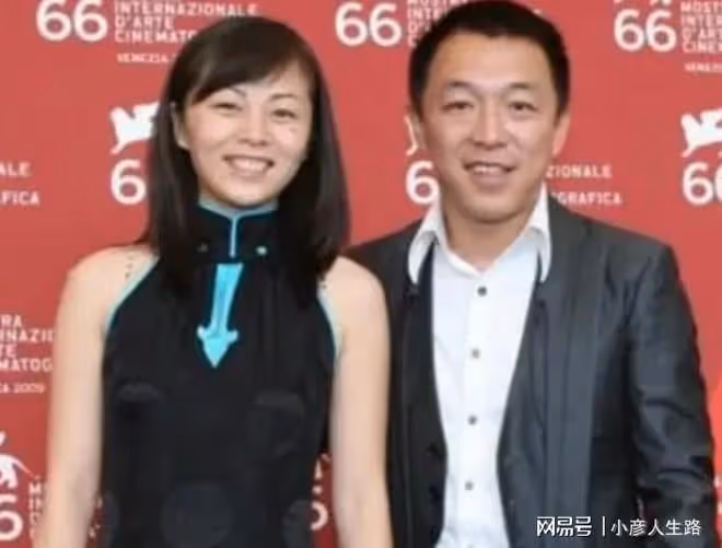 黃渤攜全家為女兒慶生，46歲妻子臃腫顯老態，兩女兒五官酷似黃渤