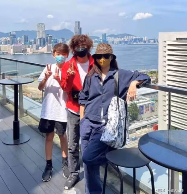 張柏芝為大兒子慶生,15歲Lucas模樣大變,金髮扎馬尾像換了個人